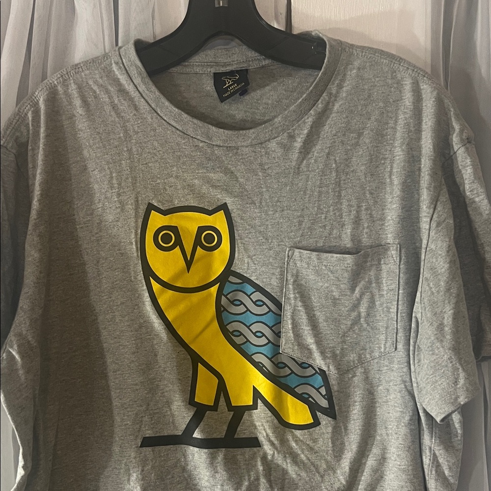 Octobers Very Own Cuban Link Crest Pocket Grey Tee Men’s Large